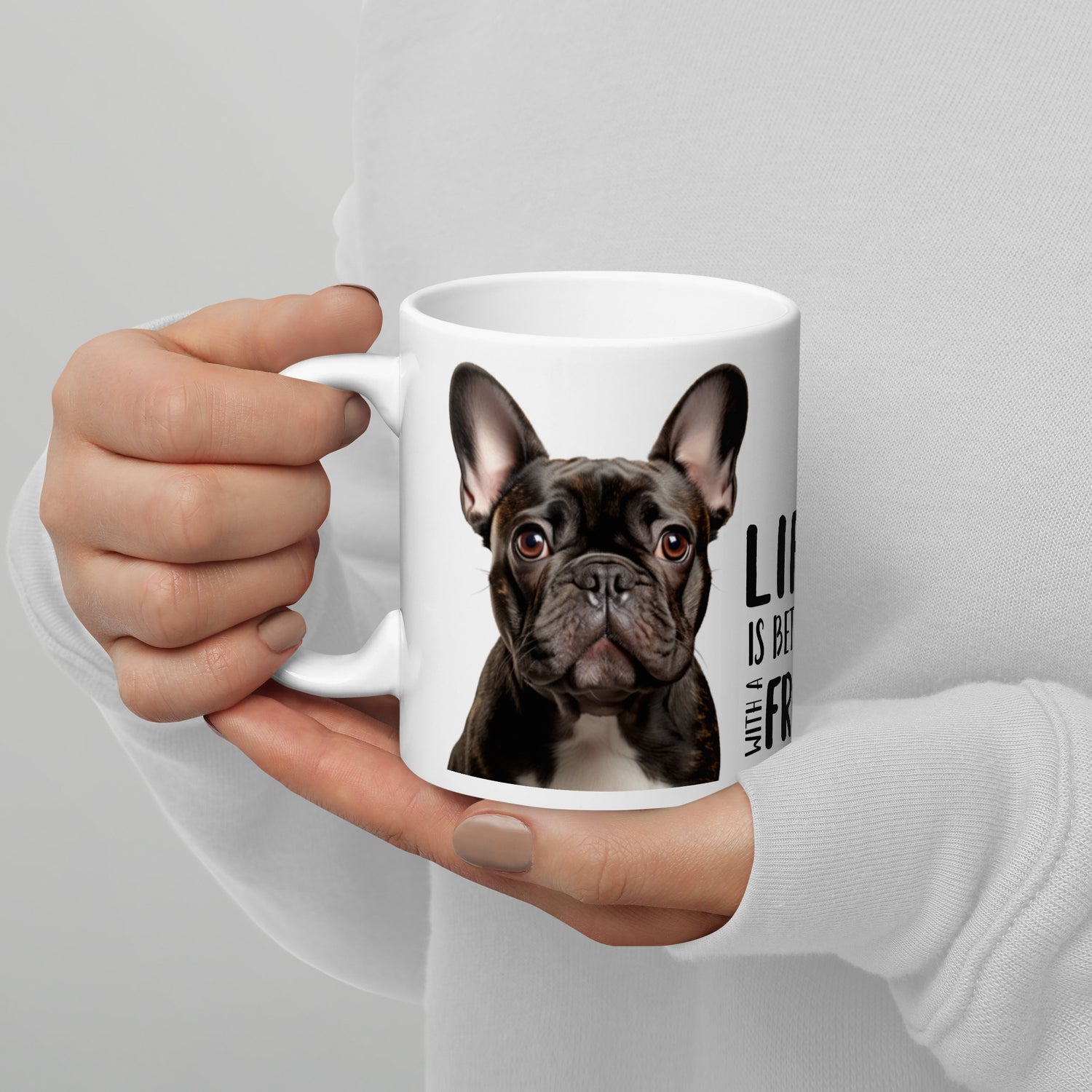 Personne tenant un mug avec illustration de bouledogue français et texte "Life is Better with a Frenchie", cadeau original pour les propriétaires de Frenchies.