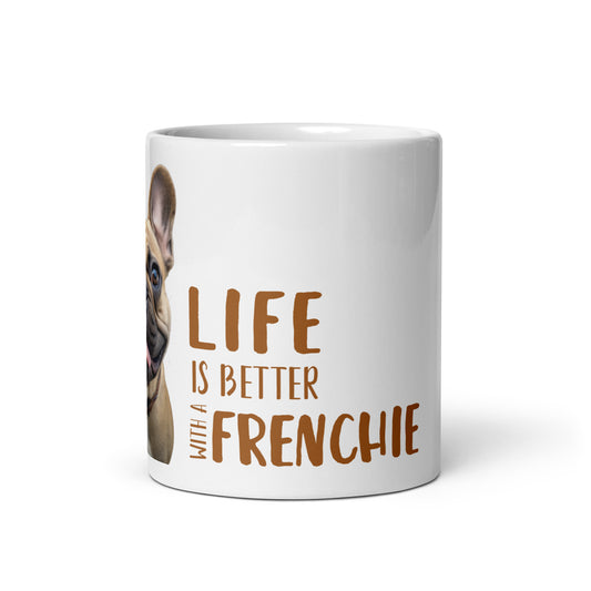 Mug en céramique blanche avec texte "Life is Better with a Frenchie" et illustration de bouledogue beige, parfait pour les passionnés de Frenchies.