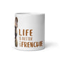 Mug en céramique blanche avec texte "Life is Better with a Frenchie" et illustration de bouledogue beige, parfait pour les passionnés de Frenchies.