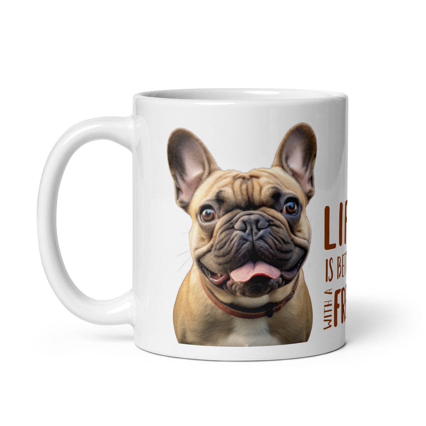 Mug blanc avec illustration de bouledogue français beige et texte "Life is Better with a Frenchie", idéal pour les amoureux de bouledogues.