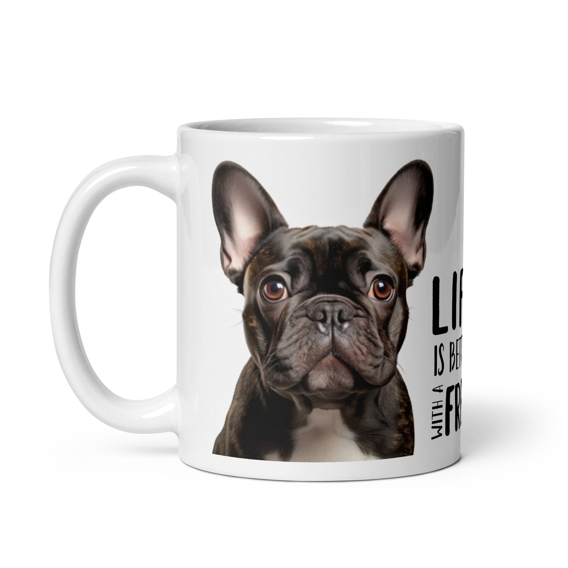 Mug blanc avec illustration de bouledogue français et texte "Life is Better with a Frenchie", parfait pour les passionnés de bouledogues.