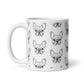 Mug blanc avec illustrations répétées de têtes de bouledogues français en noir et blanc, parfait pour les passionnés de bouledogues.