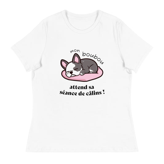 T-shirt en coton pour femme avec illustration de bouledogue français endormi et texte "Mon boubou attend sa séance de câlins", parfait pour amoureuses des bouledogues.